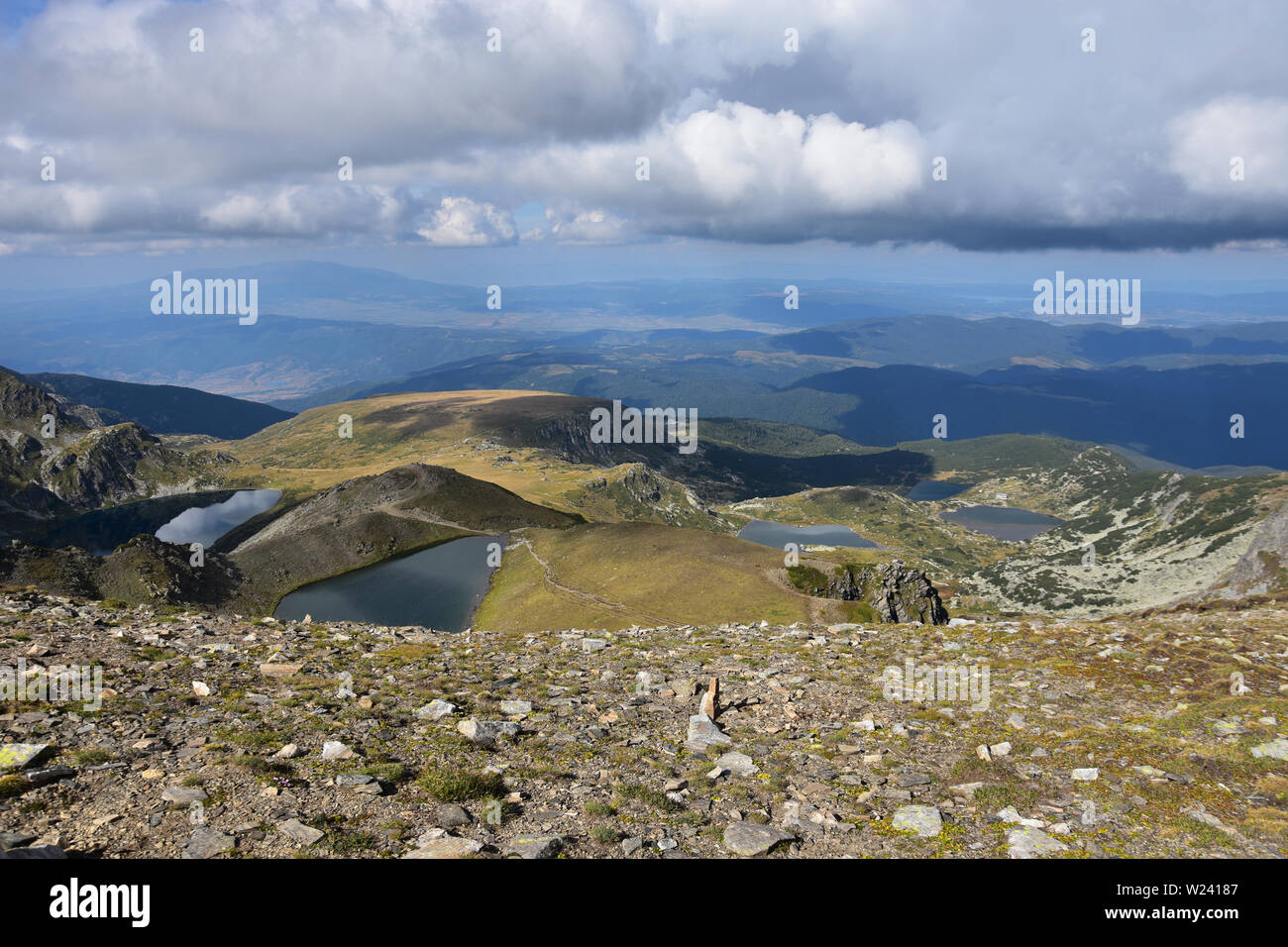 Vista dei sette laghi Sacri di Rila da Otovishki Ridge, Rila Mountain, Bulgaria. Autunno giorno con cielo drammatico Foto Stock