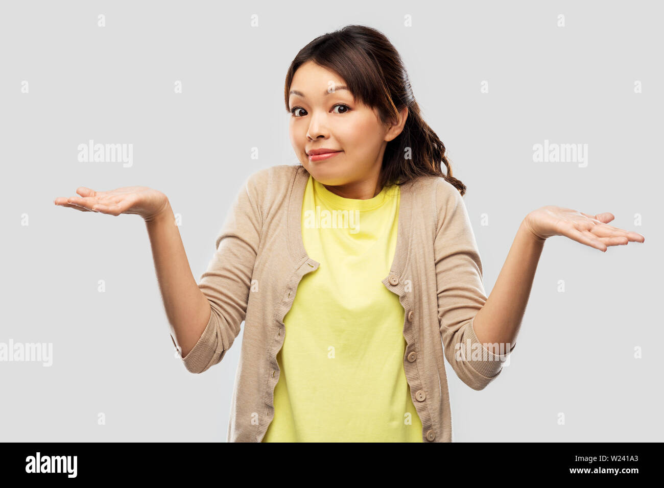 Clueless donna asiatica alzata Foto Stock