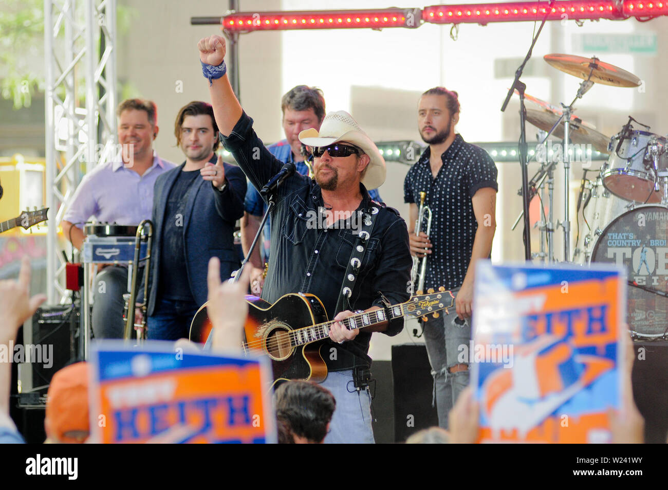 Country Music Star Toby Keith svolge nella città di New York sulla NBC Today Show. Foto Stock