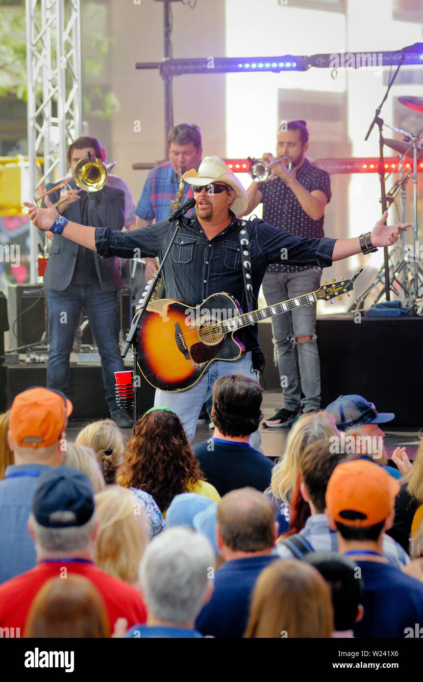 Country Music Star Toby Keith svolge nella città di New York sulla NBC Today Show. Foto Stock