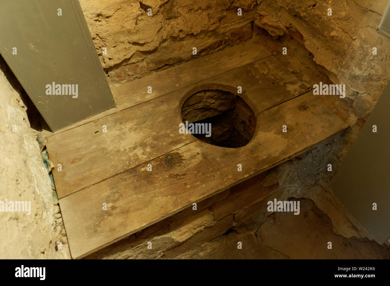 Toilette primitiva nel castello medievale, Serralunga d'Alba, Piemonte, Italia Foto Stock