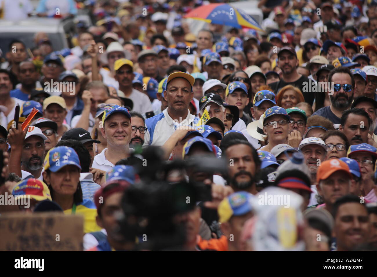 Caracas, Venezuela. 05 Luglio, 2019. Numerose persone che indossano cappucci in i colori della bandiera venezuelana prendere parte a una manifestazione di protesta contro il governo del capo di stato Maduro il giorno di indipendenza del Venezuela. Il leader dell opposizione e auto-nominato presidente ad interim Guaido aveva invitato la società civile per protestare contro il governo del capo di stato Maduro. Venezuela commemora il 5 luglio l'indipendenza di Spagna nel 1811. Credito: Rafael Hernández/dpa/Alamy Live News Foto Stock