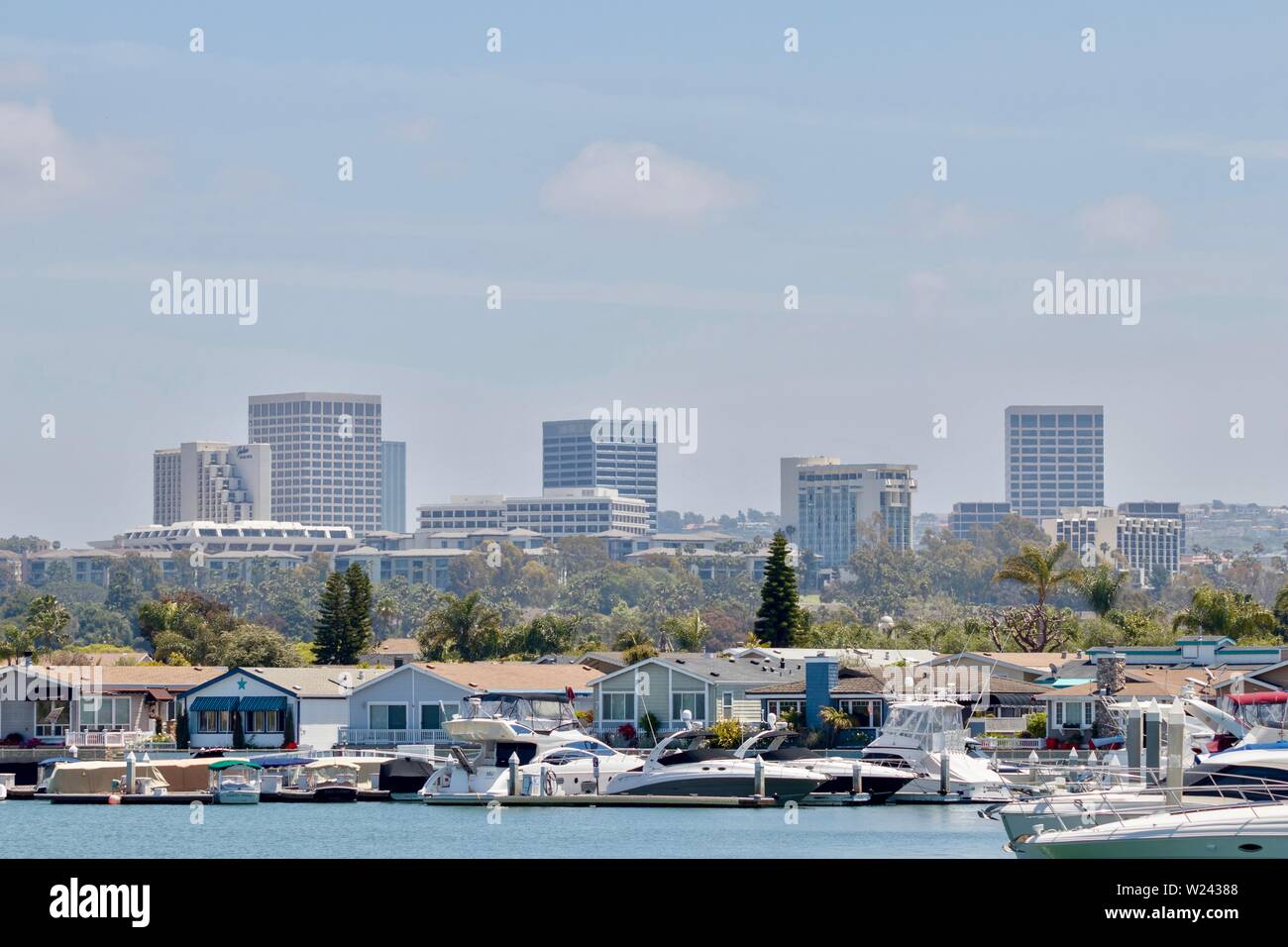 Barche ormeggiate in Newport Beach in California Foto Stock