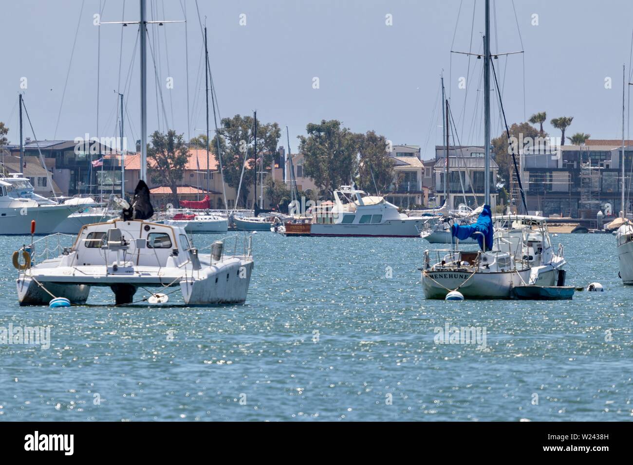 Barche ormeggiate in Newport Beach in California Foto Stock