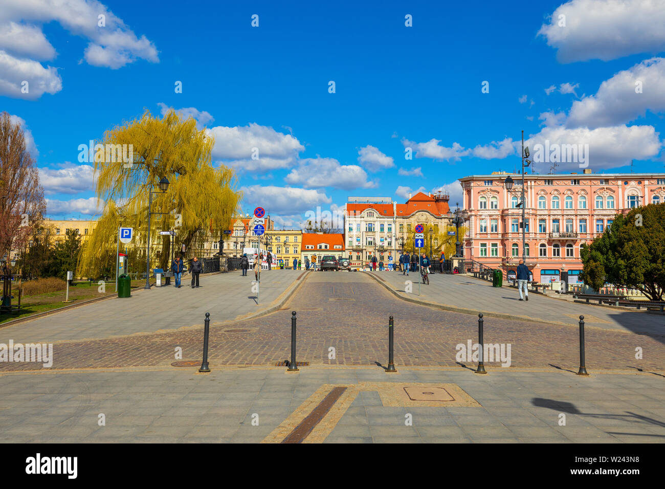 Bydgoszcz, Kujavian-Pomeranian / Polonia - 2019/04/01: vista panoramica del centro storico della città con la città vecchia e tenements Mostowa street Foto Stock