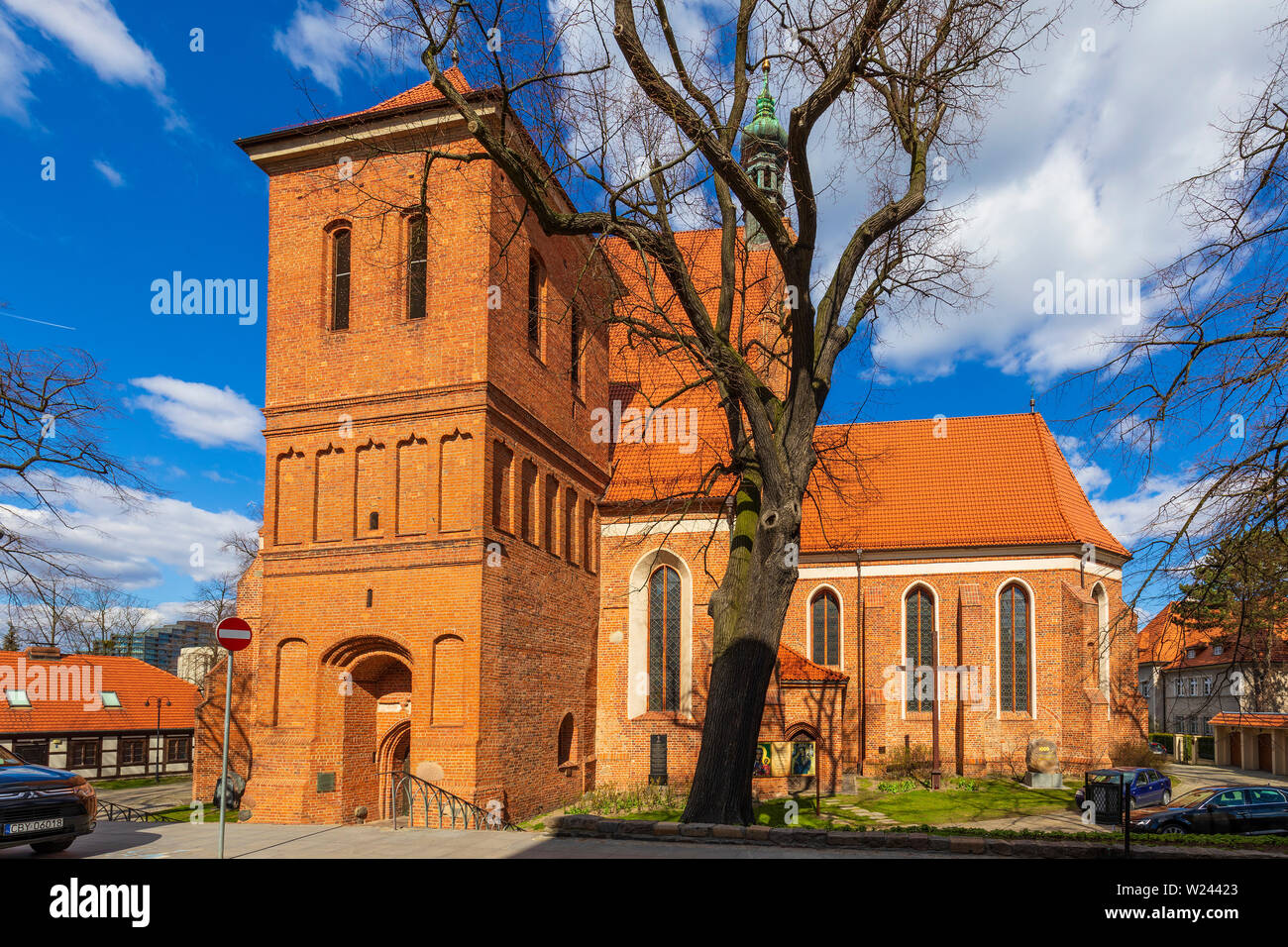 Bydgoszcz, Kujavian-Pomeranian / Polonia - 2019/04/01: Esterno della Cattedrale di Bydgoszcz - San Martino e di San Nicolaus chiesa nel centro storico Foto Stock