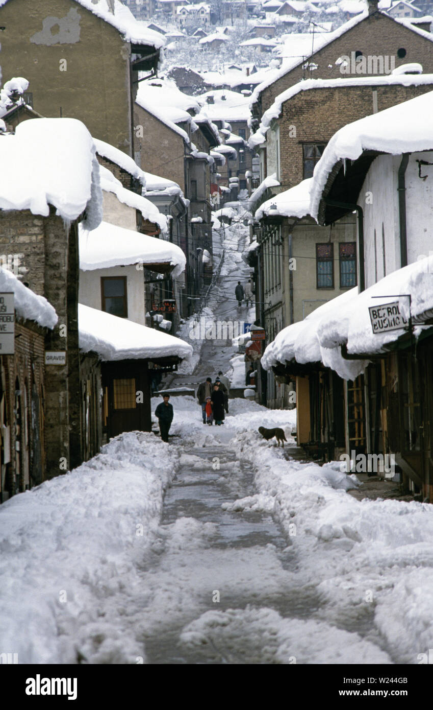 Il 28 marzo 1993 durante l'assedio di Sarajevo: la vista a nord lungo la stretta Gazi Husrev Begova e oltre alla ripida salita Abdulah Kaukcije Efendije (rinominato Logavina dopo la guerra) nella vecchia città. Foto Stock