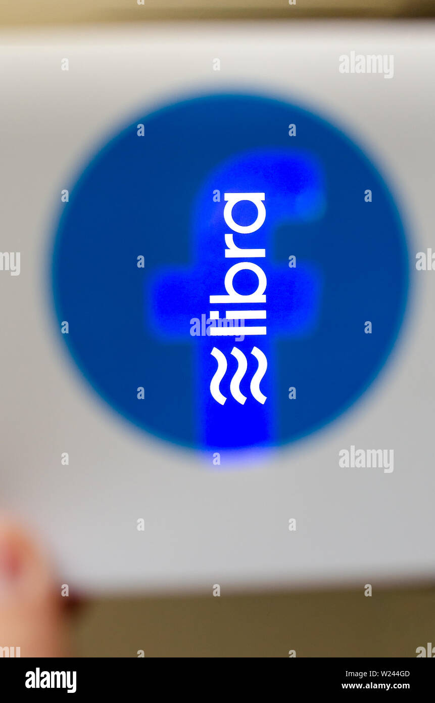 Facebook Libra logo che si vede attraverso il logo trasparente di Facebook una brochure stampata. Foto Stock