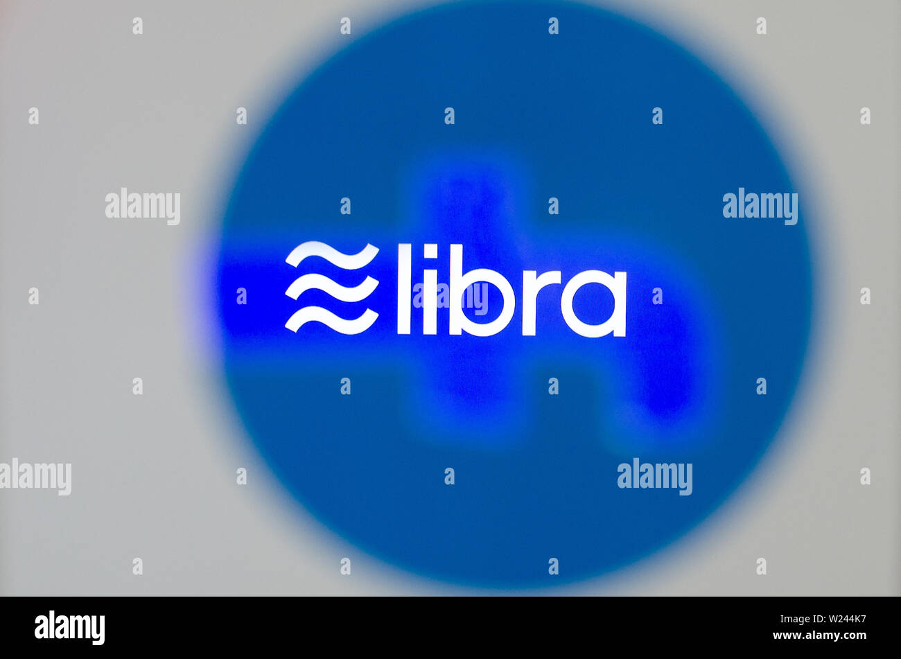 Facebook Libra logo che si vede attraverso il logo trasparente di Facebook una brochure stampata. Foto Stock