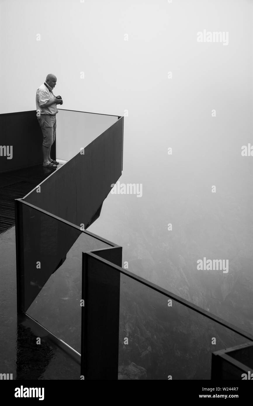 Ponte e piattaforma sulla Trollstigen strada di montagna, parte del norvegese itinerario panoramico Geiranger - Trollstigen in Norvegia. Foto Stock