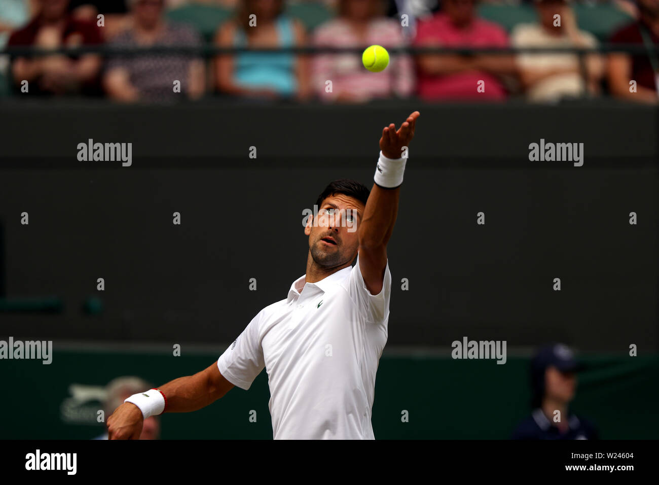 Londra, Regno Unito. 05 Luglio, 2019. Il torneo di Wimbledon, 5 luglio 2019 - Novak Djokovic durante il suo secondo round match contro Hubert Hurkacz di Polonia oggi a Wimbledon. Credito: Adam Stoltman/Alamy Live News Foto Stock