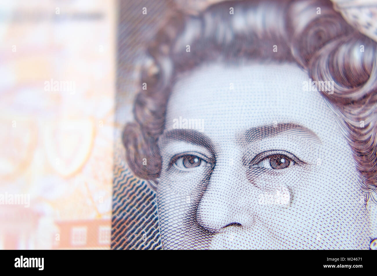 Foto macro della banconota da sterlina britannica con una goccia d'acqua come lacrima sul volto della Regina. Foto concettuale. Foto Stock
