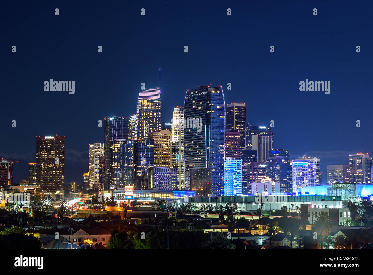 Il centro cittadino di Los Angeles skyline notturno Foto Stock
