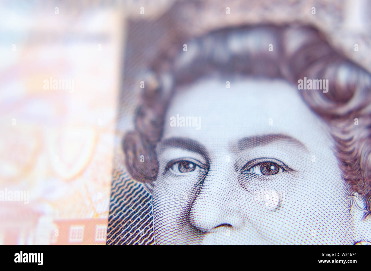Foto macro della banconota da sterlina britannica con una goccia d'acqua come lacrima sul volto della Regina. Foto concettuale. Foto Stock