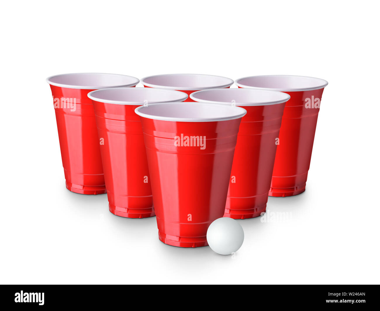 Red Beer Pong bicchieri di plastica con sfera isolata su sfondo bianco.  Tradizionale gioco potabile Foto stock - Alamy