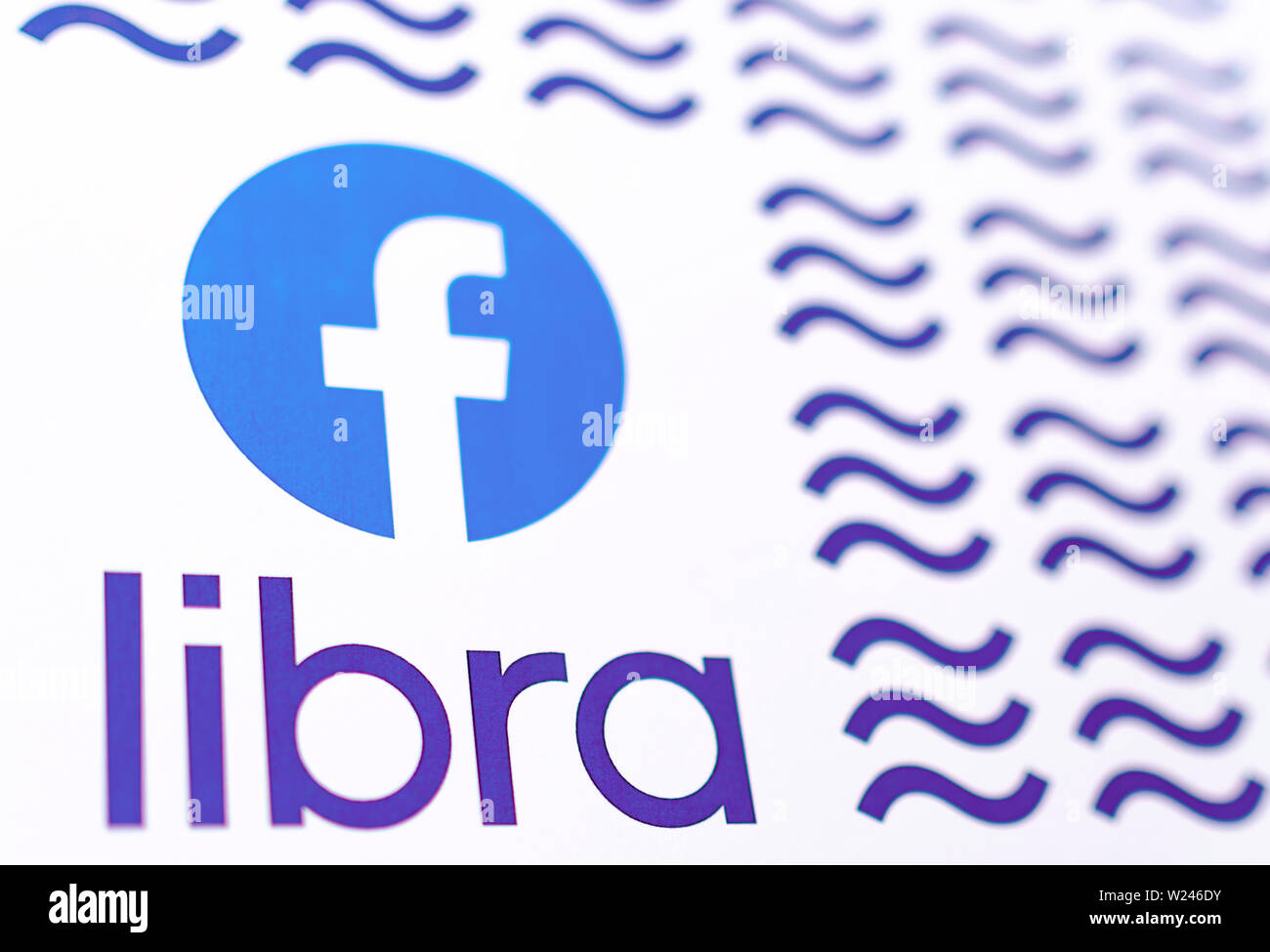 Facebook Libra logo su una brochure stampata. Chiudere le foto con profondità di campo ridotta. Foto Stock