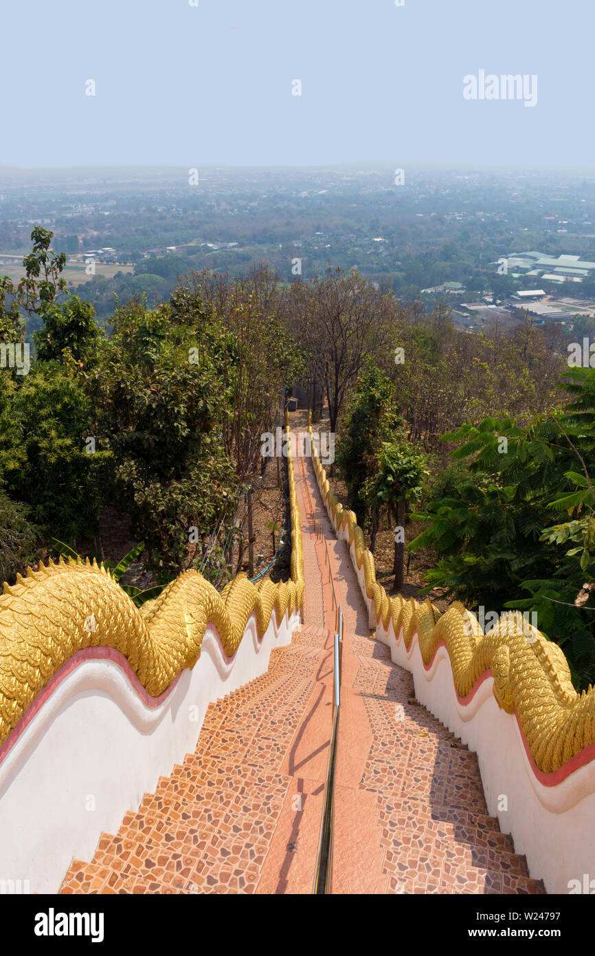 Scala Di Naga A Wat Phra That Doi Kham Temple, Chiang Mai, Tailandia Foto Stock