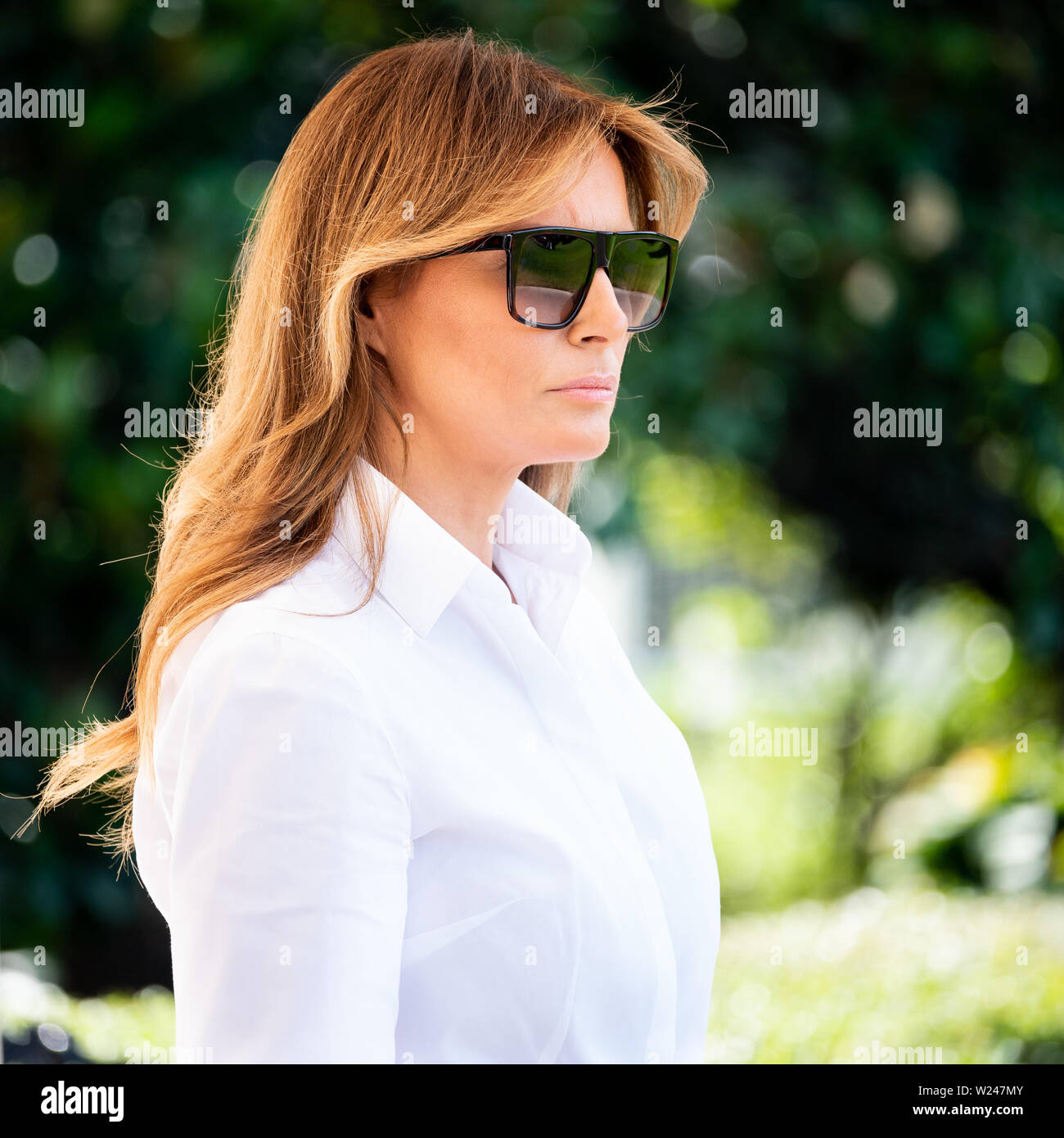 La First Lady Melania Trump vicino al South Lawn della Casa Bianca come lei e il presidente sono in procinto di lasciare su Marina Uno per il fine settimana a Washington, DC. Foto Stock