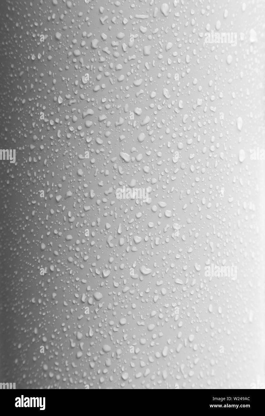 Close-up di gocce d'acqua su una superficie pulita, piegate e luce di plastica superficie grigia in bianco e nero. Alta risoluzione full frame dello sfondo. Foto Stock
