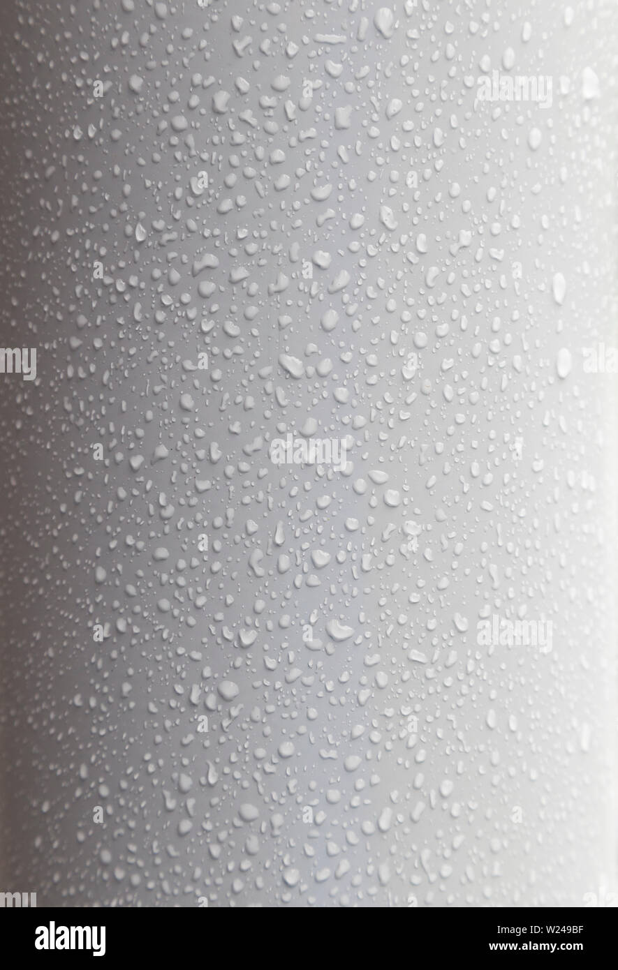 Close-up di gocce d'acqua su una superficie pulita, piegate e luce di plastica superficie grigia. Alta risoluzione full frame dello sfondo. Foto Stock
