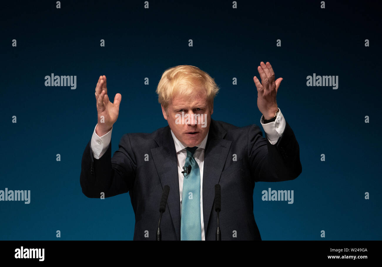 Direzione del partito conservatore contender Boris Johnson sul palco durante un Tory leadership hustings presso la Sala da Concerti di Perth, Perth. Foto Stock