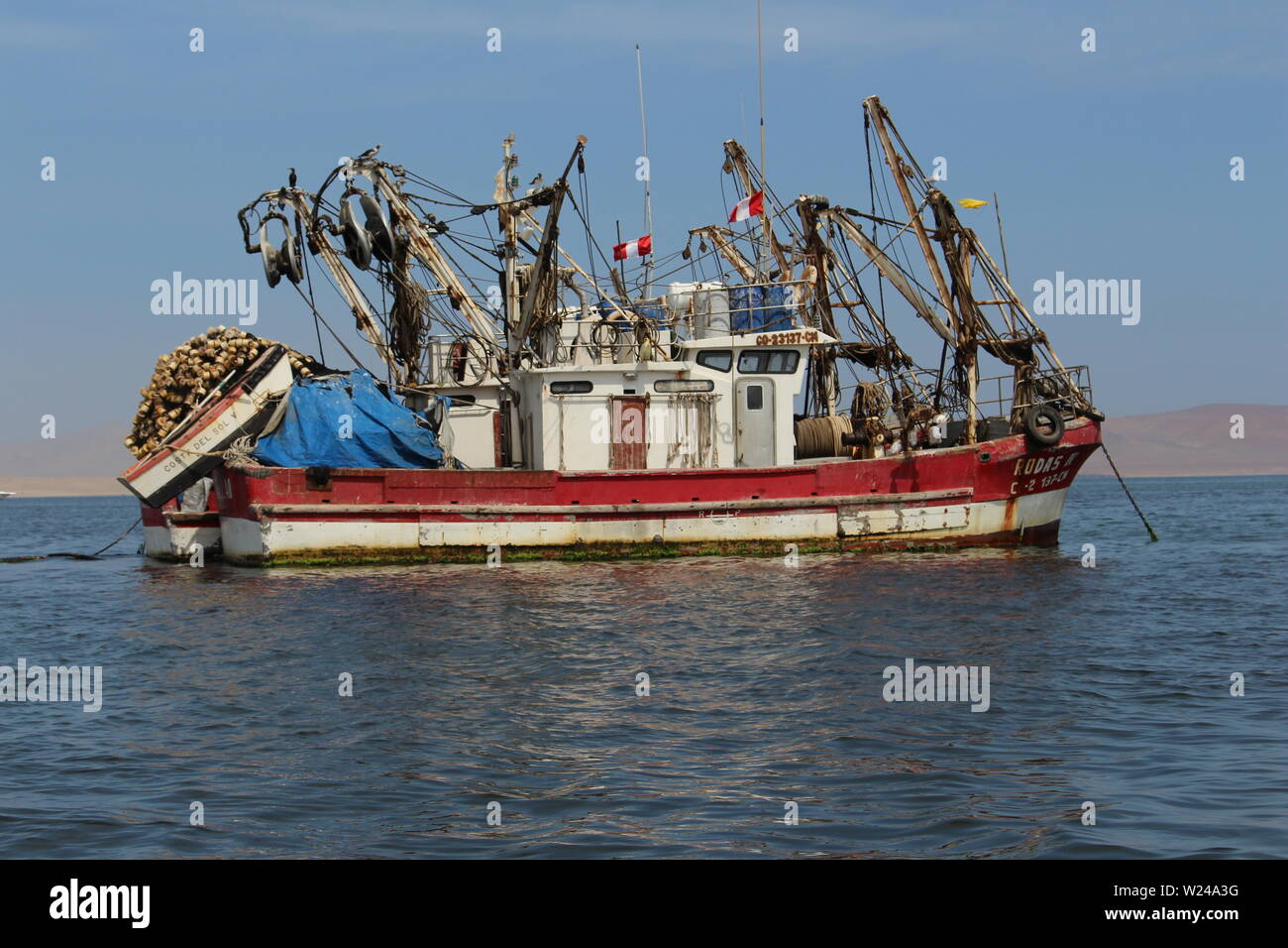 Una barca da pesca in Perù. Foto Stock