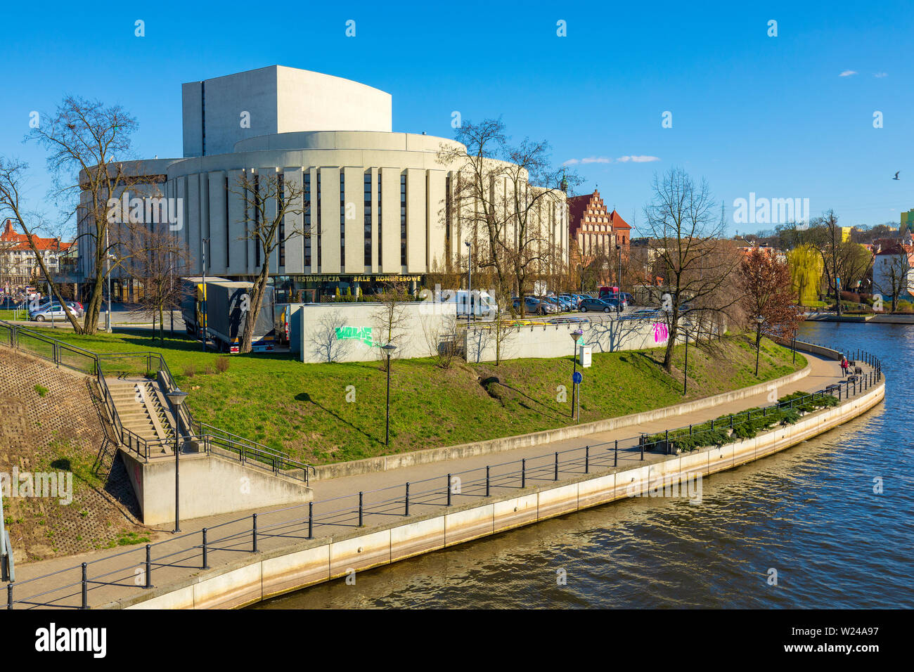 Bydgoszcz, Kujavian-Pomeranian / Polonia - 2019/04/01: Opera Nova - Pomerania modernistica Filarmonica musica teatro sul fiume Brda bank Foto Stock