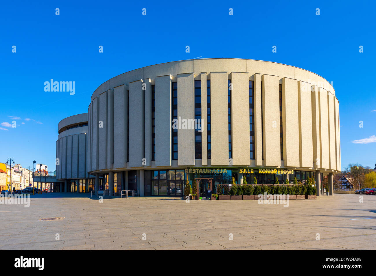 Bydgoszcz, Kujavian-Pomeranian / Polonia - 2019/04/01: Opera Nova - Pomerania modernistica Filarmonica musica teatro sul fiume Brda bank Foto Stock