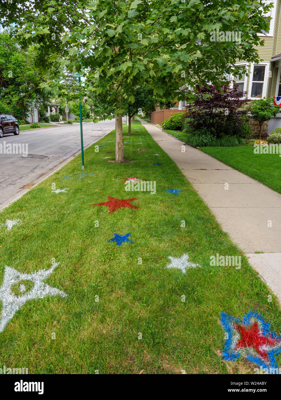 Rosso, bianco e blu stelle verniciato a spruzzo su un prato per il giorno di indipendenza. Oak Park, Illinois. Foto Stock