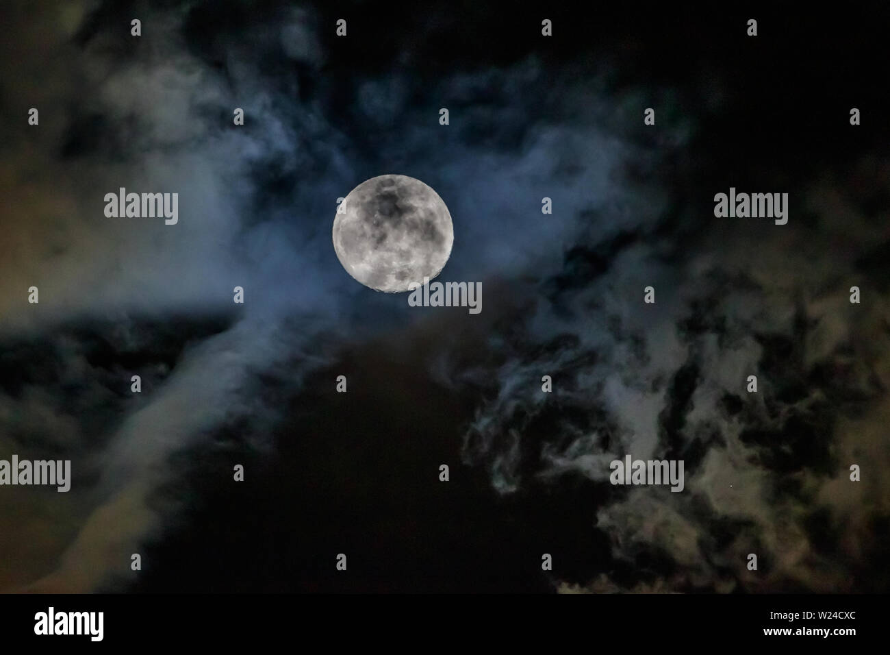 Luna piena e nuvole Foto Stock