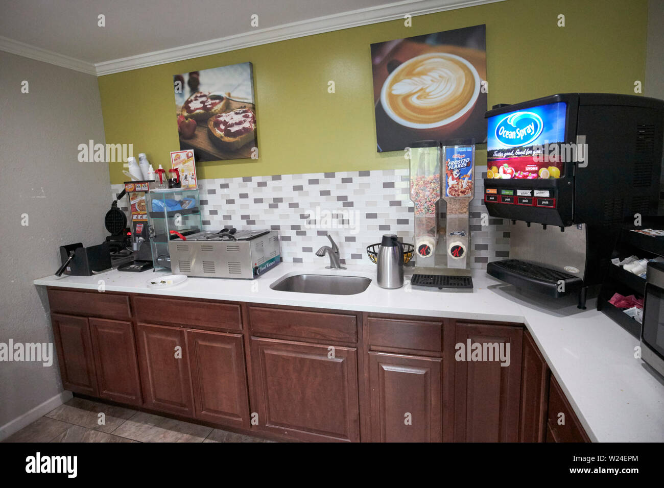 Cucina e colazione continentale che serve area in un motel economico in Georgia negli Stati Uniti Foto Stock