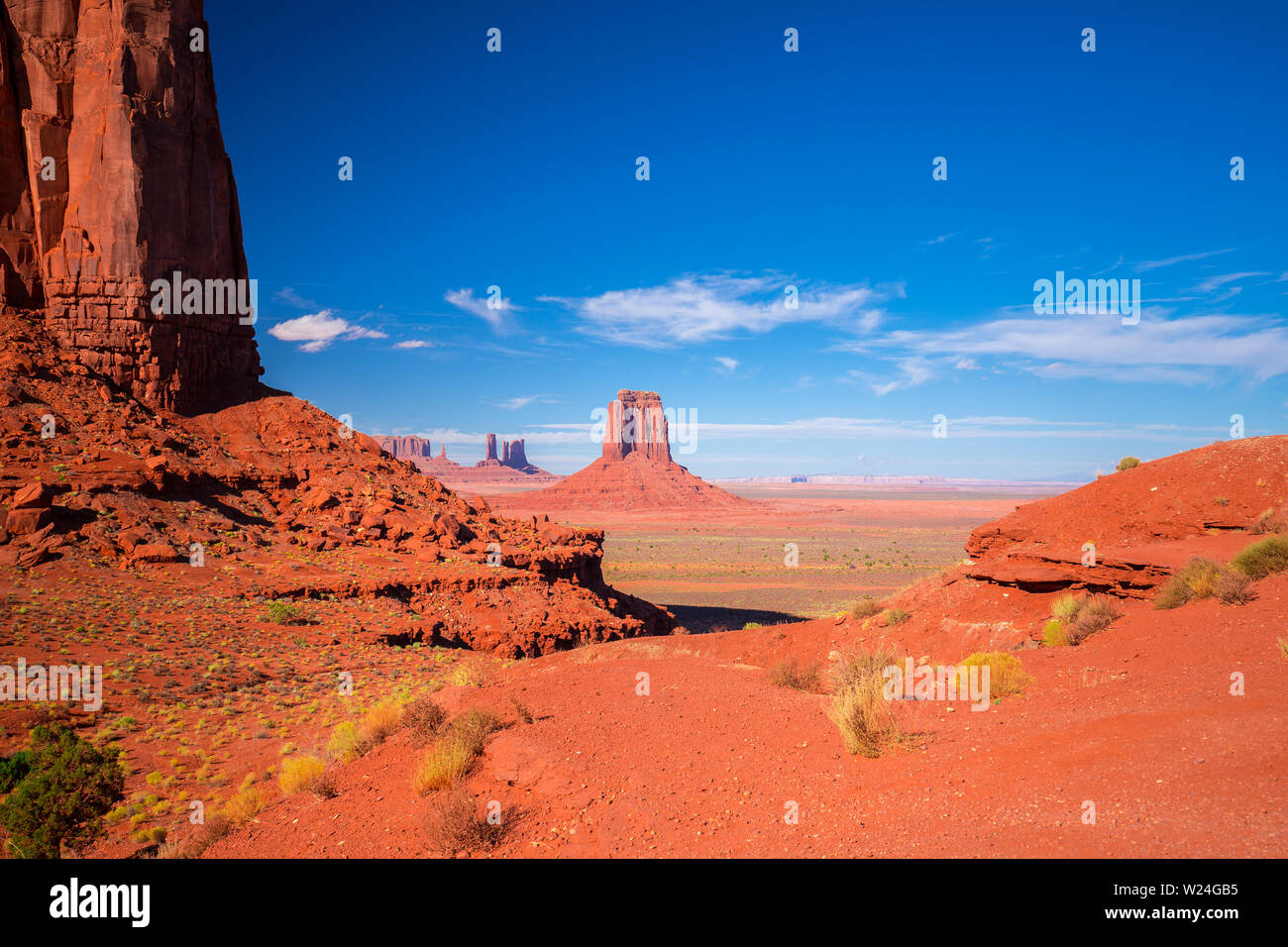 Il Monument Valley. Il parco tribale Navajo. Rocce Rosse e le montagne. Situato sul confine Arizona-Utah. Stati Uniti d'America. Foto Stock