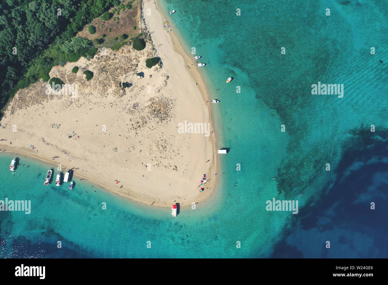 Antenna vista drone iconica piccola isola disabitata di Marathonisi con acqua chiara riva sabbiosa e vivaio naturale di mare Caretta-Caretta turt Foto Stock