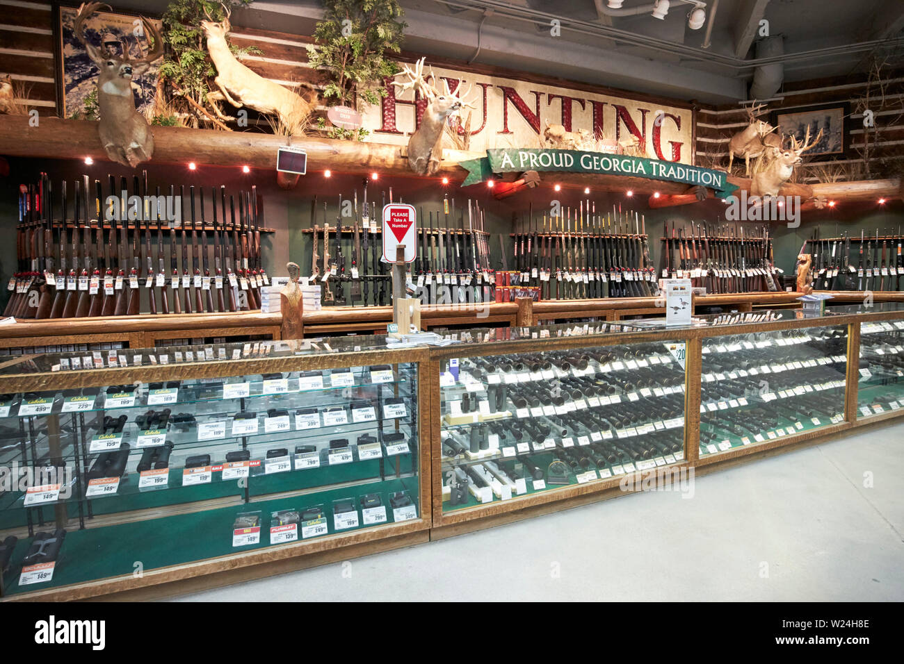 Bass Pro Shops display di caccia con fucili a canna rigata fucili e armi da fuoco per la vendita Savannah in Georgia negli Stati Uniti Foto Stock