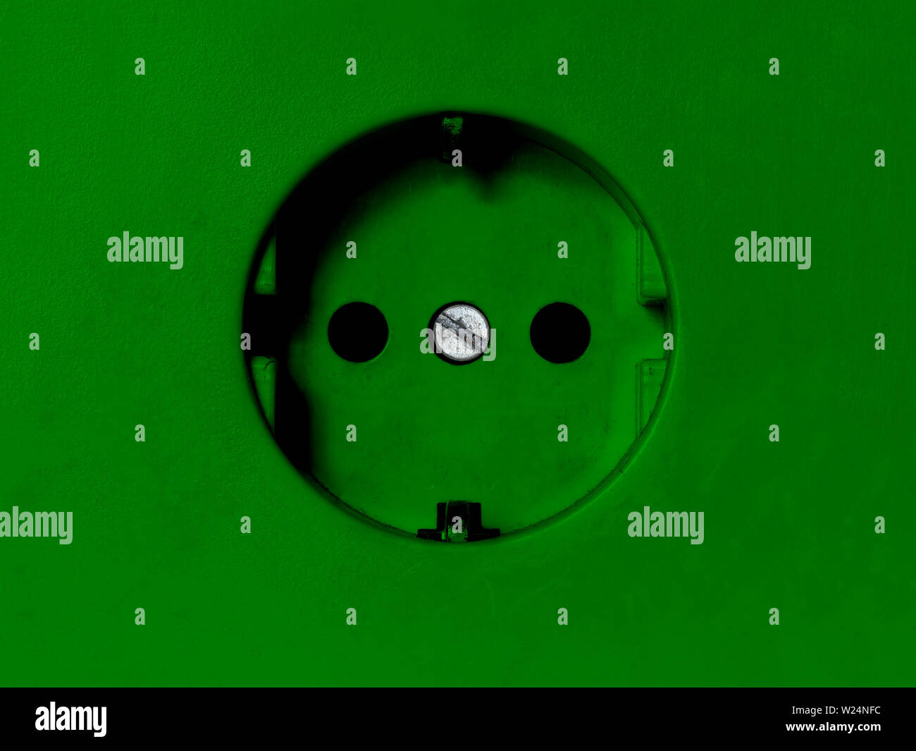 Elettricità concetto ambientale: Sporco tipo verde F Presa di alimentazione Foto Stock