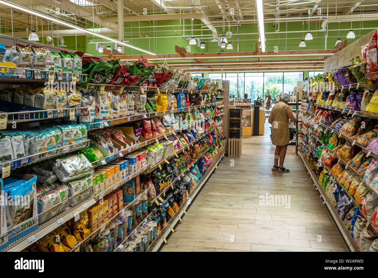 Donna anziana Shopping in American Fruttivendolo, STATI UNITI D'AMERICA Foto Stock