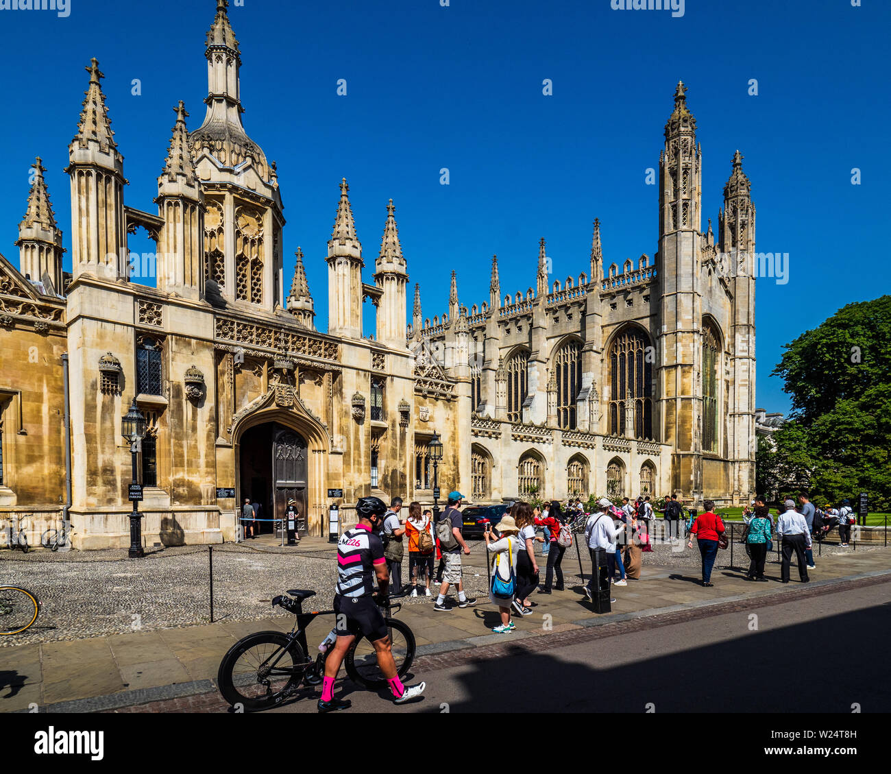 Cambridge Tourism - Cambridge University Kings College - turisti al di fuori del Kings College nel centro di Cambridge Foto Stock