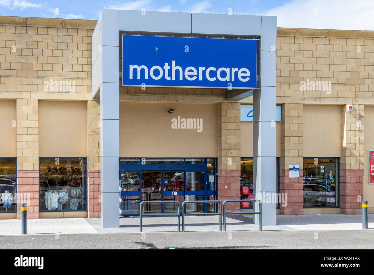 Il Motherecare store e logo in Anniesland, Glasgow, Regno Unito Foto Stock
