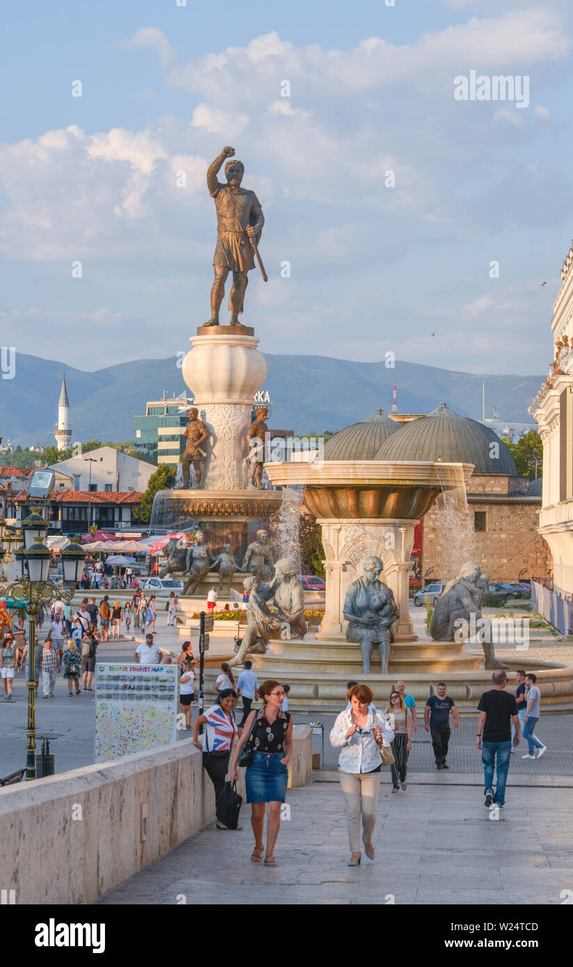 SKOPJE,NORD MACEDONIA/22 AGOSTO 2018: vista dal ponte di pietra,Skopje.guardando ad est verso il Vecchio Bazar,fontane e statue. Foto Stock