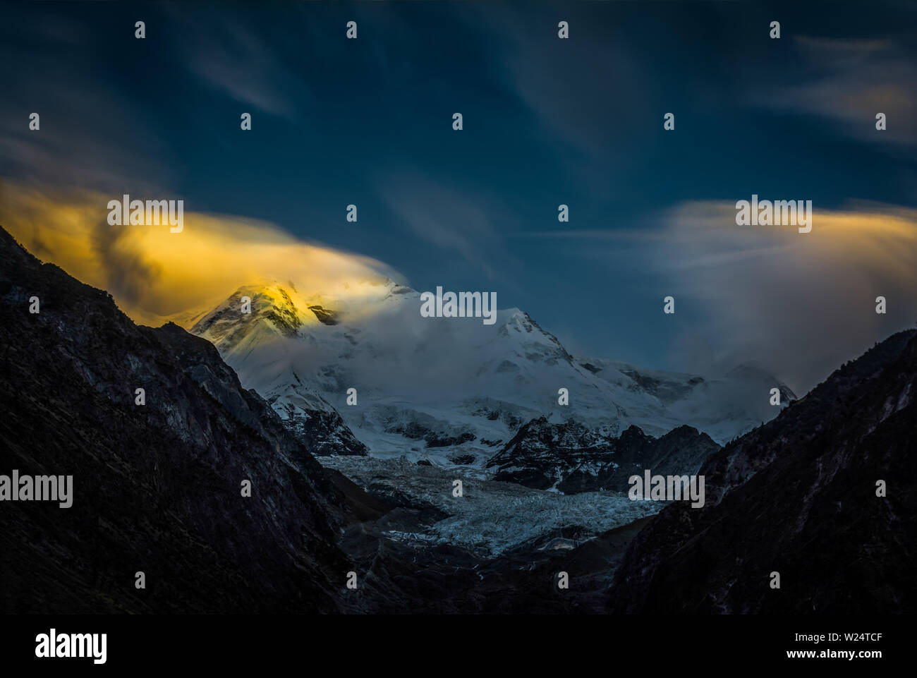 Tramonto sulla vetta del Rakaposhi Moutain nella catena di Karakoram, Pakistan. L'iconica montagna è visibile dall'autostrada Karakoram. Foto Stock