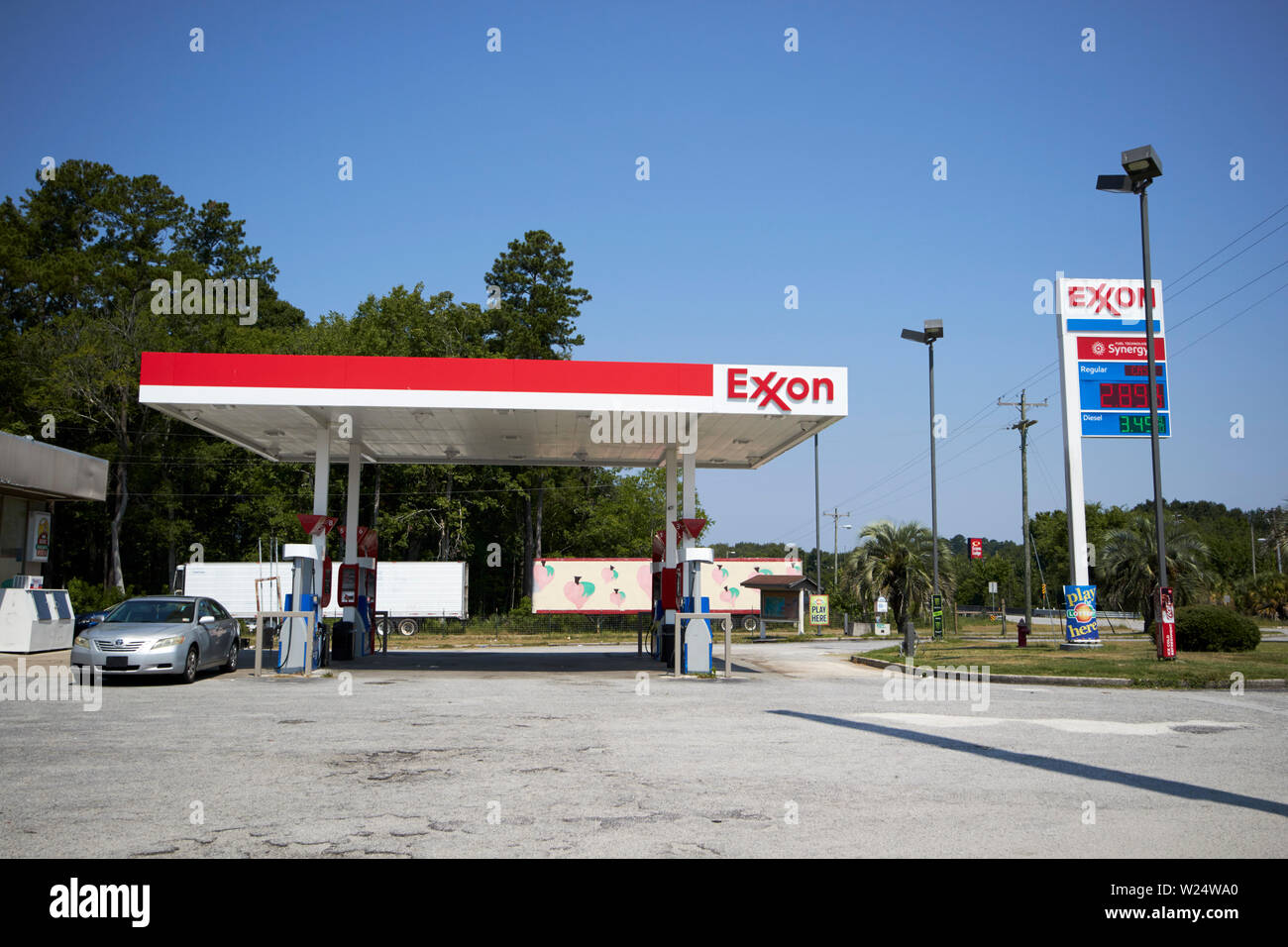 Exxon benzina stazione di gas nelle zone rurali la Georgia usa Foto Stock