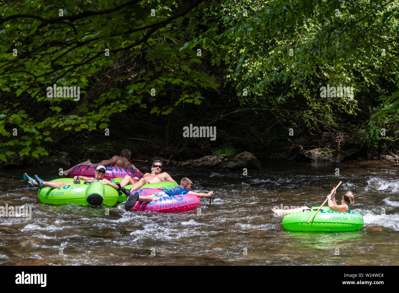 Famiglia Tubing sul fiume Chattahoochee in Helen, Georgia. (USA) Foto Stock