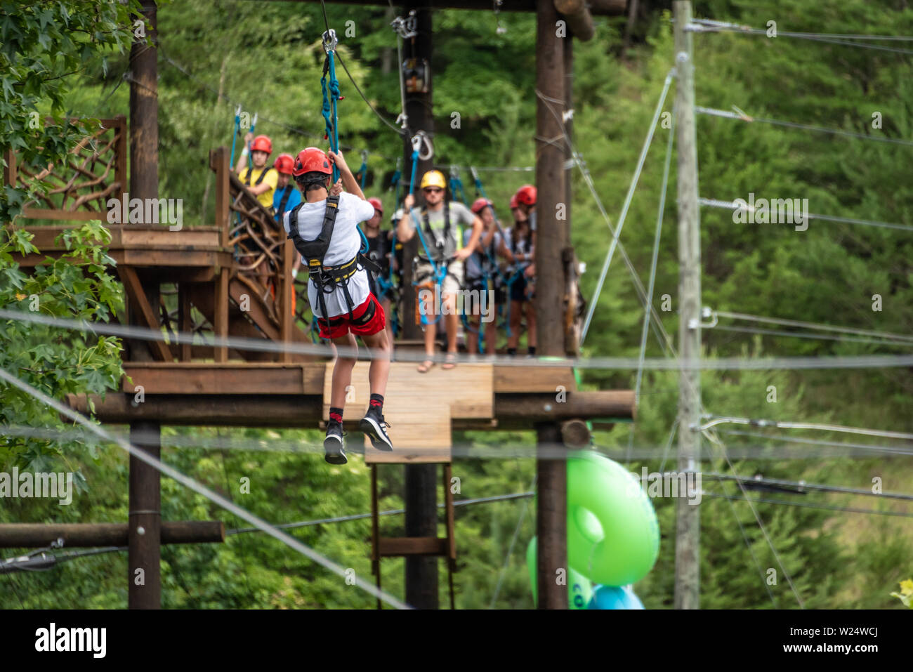 Teen ziplining a raffreddare le avventure di fiume sul fiume Chattahoochee in Helen, Georgia. (USA) Foto Stock