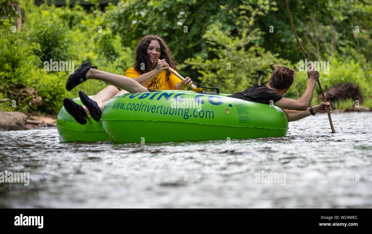 Giovane godendo di una piacevole giornata estiva Tubing sul fiume Chattahoochee a Helen, Georgia, in Blue Ridge Mountains. (USA) Foto Stock