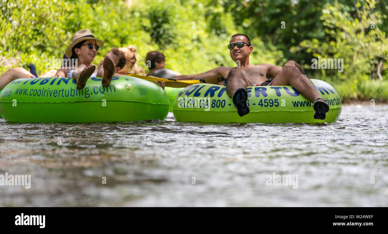 Per coloro che godono di tubing sul fiume Chattahoochee in Blue Ridge Mountains a Helen, Georgia. (USA) Foto Stock