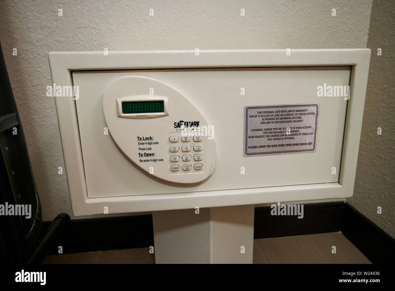 Piccola cassaforte elettronica a combinazione in una camera di hotel usa Foto Stock
