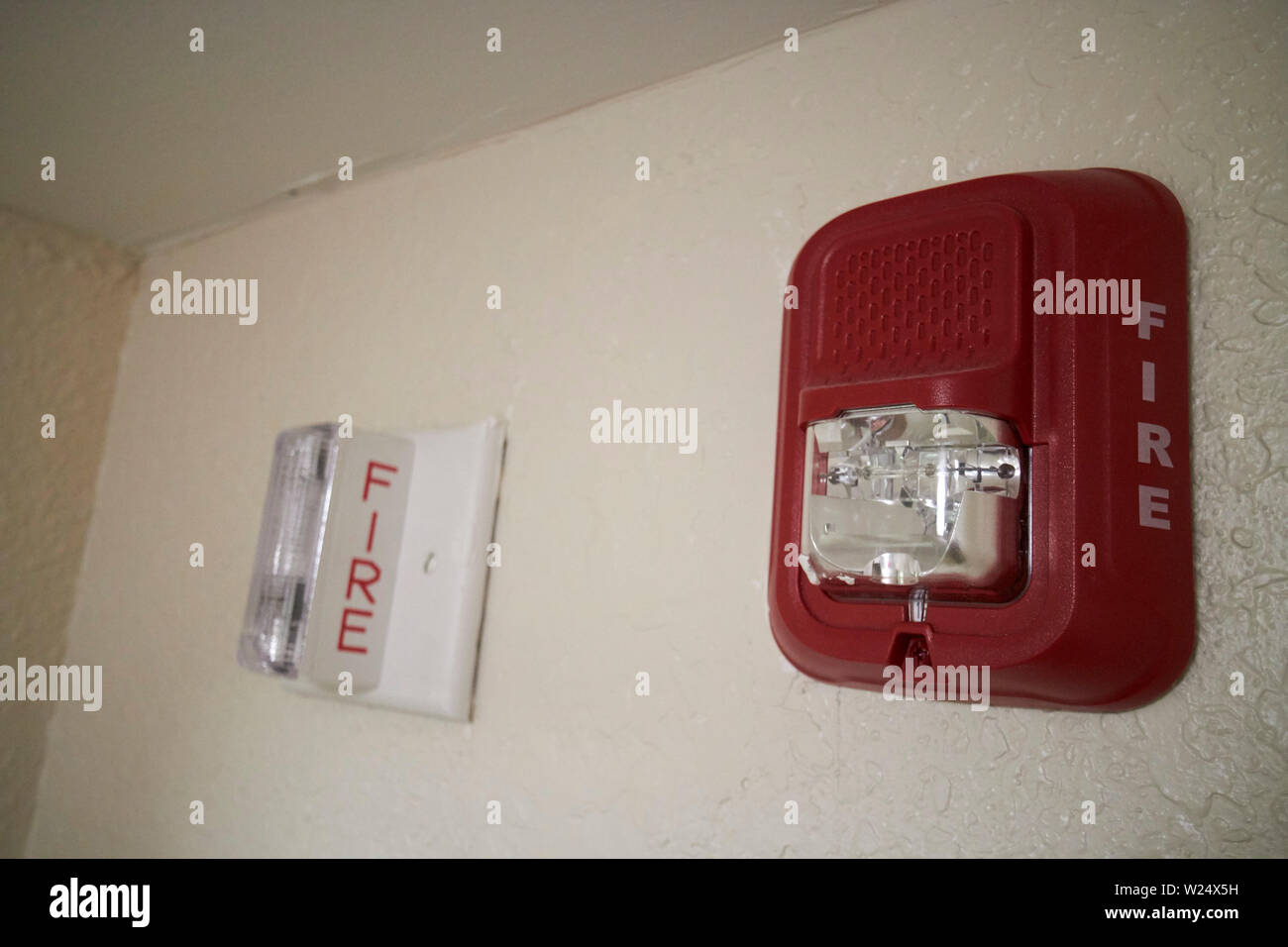Allarme incendio pulsa in una camera di hotel negli Stati Uniti Foto Stock