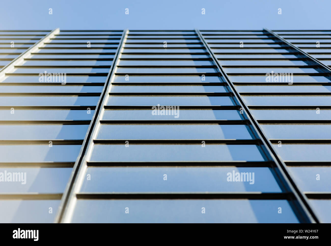 Edificio per uffici di windows nel modello a griglia quadra in prospettiva guardando verso l'alto. Foto Stock
