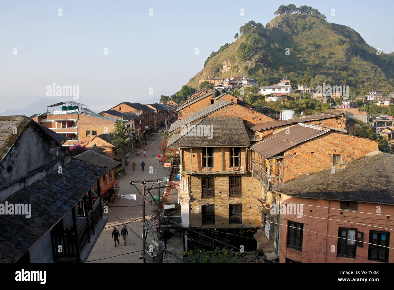 Rinnovato Newari rosso in stile edifici in mattoni lungo la strada principale del centro storico di trading post città di Bandipur, Tanahan District, Nepal Foto Stock