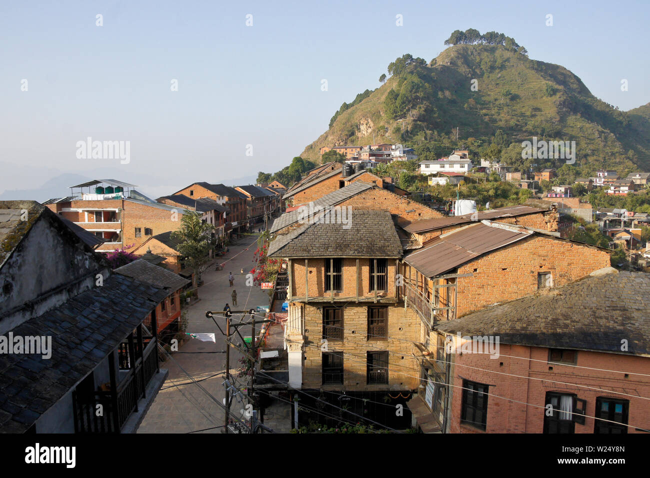 Rinnovato Newari rosso in stile edifici in mattoni lungo la strada principale del centro storico di trading post città di Bandipur, Tanahan District, Nepal Foto Stock